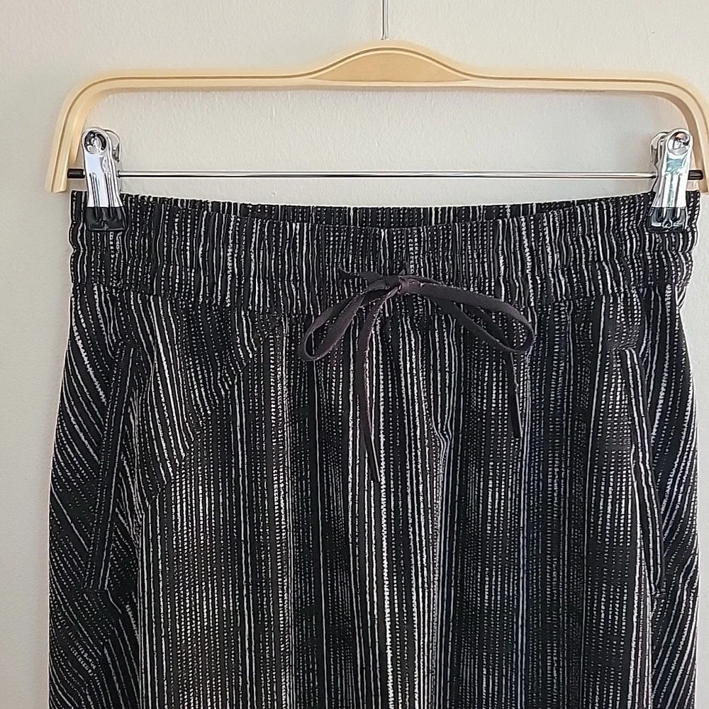 Athleta Arrival Skirt Black Plaid A-Line Elastic Waist‎ Athleisure Casual Sporty